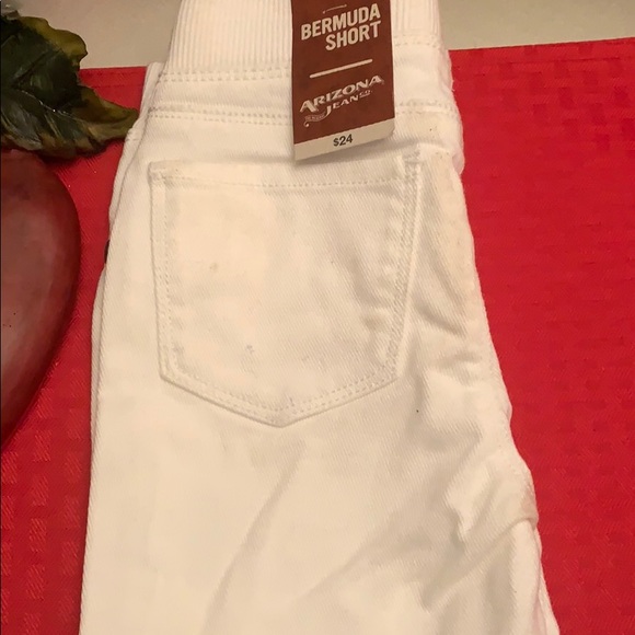 White shorts - Picture 2 of 3